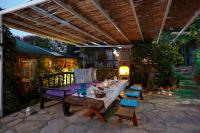 un patio con tavolo e sedie sotto un pergolato di Villa Vali ad Akyaka