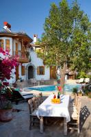 un tavolo con frutta sopra di essa di fronte a una casa di Villa Vali ad Akyaka