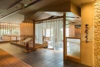 una habitación con un banco en el medio de un edificio en Kashikojima Hojoen, en Shima