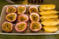 um prato de frutas e bananas sobre uma mesa em DK's Backpacker Hotel em Hoi An