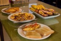 uma mesa com pratos de comida sobre uma mesa em DK's Backpacker Hotel em Hoi An