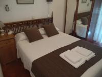 A bed or beds in a room at Hostal Esmeralda