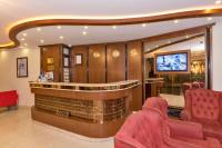 A television and/or entertainment centre at Marcello Hotel