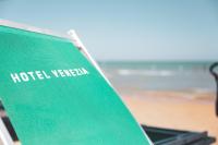 un libro verde con las palabras &quot;hotel yerevan&quot; en él en Hotel Venezia New, en Vasto