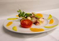 un piatto bianco di alimenti con ortaggi e frutta di Hotel Continental a Pietra Ligure