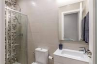 A bathroom at Flaring New Apartment next to Gran Via by Batuecas