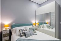 A bed or beds in a room at Flaring New Apartment next to Gran Via by Batuecas