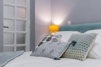 A bed or beds in a room at Flaring New Apartment next to Gran Via by Batuecas