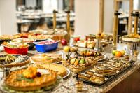 een buffet met veel verschillende soorten eten op een tafel bij SOWELL Family Valfrejus in Valfréjus