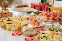 un tavolo apparecchiato con tanti tipi diversi di cibo di Hotel Pinocchio a Cattolica