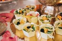 un mucchio di cibo in contenitori di carta su un tavolo di Hotel Pinocchio a Cattolica