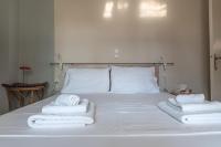 Postel nebo postele na pokoji v ubytování Comfy Kourouta Apartment & Suite