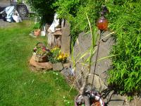 a garden with a basket of flowers and a plant at Villa Jani b&amp;b in Breitscheid