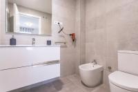 Kúpeľňa v ubytovaní Pacifico Beach Apartment in Malaga by Solaga Holiday Homes