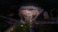 Bazén v ubytovaní Vathi Hotel alebo v jeho blízkosti