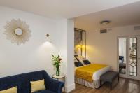 Postel nebo postele na pokoji v ubytování Halo Boutique Hotel