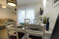 Televízia a/alebo spoločenská miestnosť v ubytovaní Apartman Reno