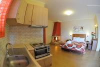Kuchyň nebo kuchyňský kout v ubytování Faros Luxury Suites