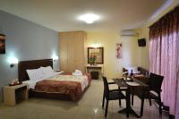 Postel nebo postele na pokoji v ubytování Faros Luxury Suites