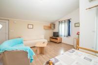 Televízia a/alebo spoločenská miestnosť v ubytovaní Apartments Đurđa