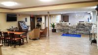 Baymont by Wyndham Belleville Airport Area Free Airport Shuttleにあるテレビまたはエンターテインメントセンター