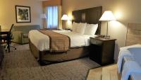 Baymont by Wyndham Belleville Airport Area Free Airport Shuttleにあるベッド