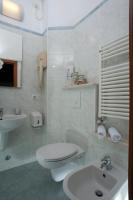 A bathroom at Hotel Alsen