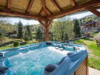 Bazén v ubytovaní Holiday home in Kvarner with outdoor jacuzzi alebo v jeho blízkosti