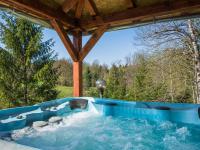 Bazén v ubytovaní Holiday home in Kvarner with outdoor jacuzzi alebo v jeho blízkosti