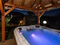 Bazén v ubytovaní Holiday home in Kvarner with outdoor jacuzzi alebo v jeho blízkosti