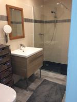 Salle de bains dans l&#39;&eacute;tablissement Le Mazet Des Joncs en Provence