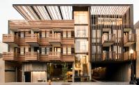 Un edificio con balcones de madera en los laterales. en Harmon Guest House, en Healdsburg