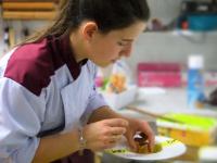 LanarceにあるLogis Hotel Restaurant des Sapinsの女性が皿に盛られた食べ物を食べている