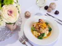 Un plato blanco de comida sobre una mesa con una flor. en ibis Styles Canberra, en Canberra