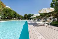 una piscina con sillas y sombrillas en una terraza de madera en Camping Fusina, en Malcontenta