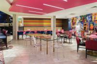 a dining room with a table and chairs at Staypineapple, The Maxwell Hotel, Seattle Center Seattle in Seattle