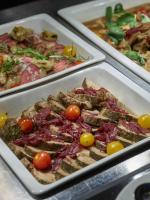 フロムにあるフレトハイム ホテルのトマトと肉を使った白い料理4品