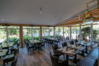 un ristorante con tavoli, sedie e finestre di Usedom Bike Hotel & Suites a Ostseebad Karlshagen