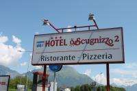 una señal para un hotel de pizza segovia y rusa en Hotel O&#39;Scugnizzo 2, en Belluno