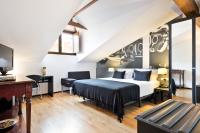 una habitación de hotel con una cama y un escritorio en Abba Jazz Hotel Vitoria, en Vitoria-Gasteiz