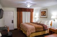 ein Hotelzimmer mit einem Bett und einem Deckenventilator in der Unterkunft Budget Inn &amp; Suites Colby in Colby