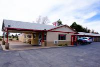eine Tankstelle mit einem Auto auf einem Parkplatz in der Unterkunft Budget Inn &amp; Suites Colby in Colby