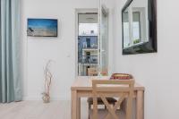 Telewizja i/lub zestaw kina domowego w obiekcie Apartamenty Aquamarina by Noclegi Renters