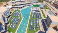 Bazén v ubytování Kiani Beach Resort Family All Inclusive nebo v jeho okolí