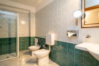 A bathroom at Hotel Capri Bardolino 3S
