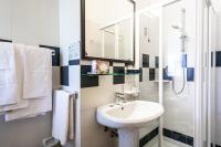 A bathroom at Hotel Capri Bardolino 3S