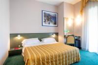 A bed or beds in a room at Hotel Capri Bardolino 3S