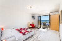 Postel nebo postele na pokoji v ubytování Two-Bedroom Apartment Crikvenica near Sea 12
