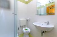 Koupelna v ubytování Two-Bedroom Apartment Crikvenica near Sea 12
