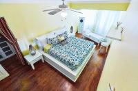 Beach Villas & Apartments Larimarにあるベッド